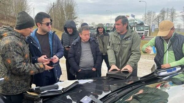 Минтранс РУз оказал помощь водителям грузовиков, застрявшим на границе Беларуси с Литвой - Sputnik Узбекистан