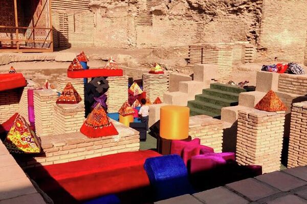 Казан рецептов счастья, уголок детства и Аль-Мусалла: чем удивляет Бухарская биеннале - Sputnik Узбекистан