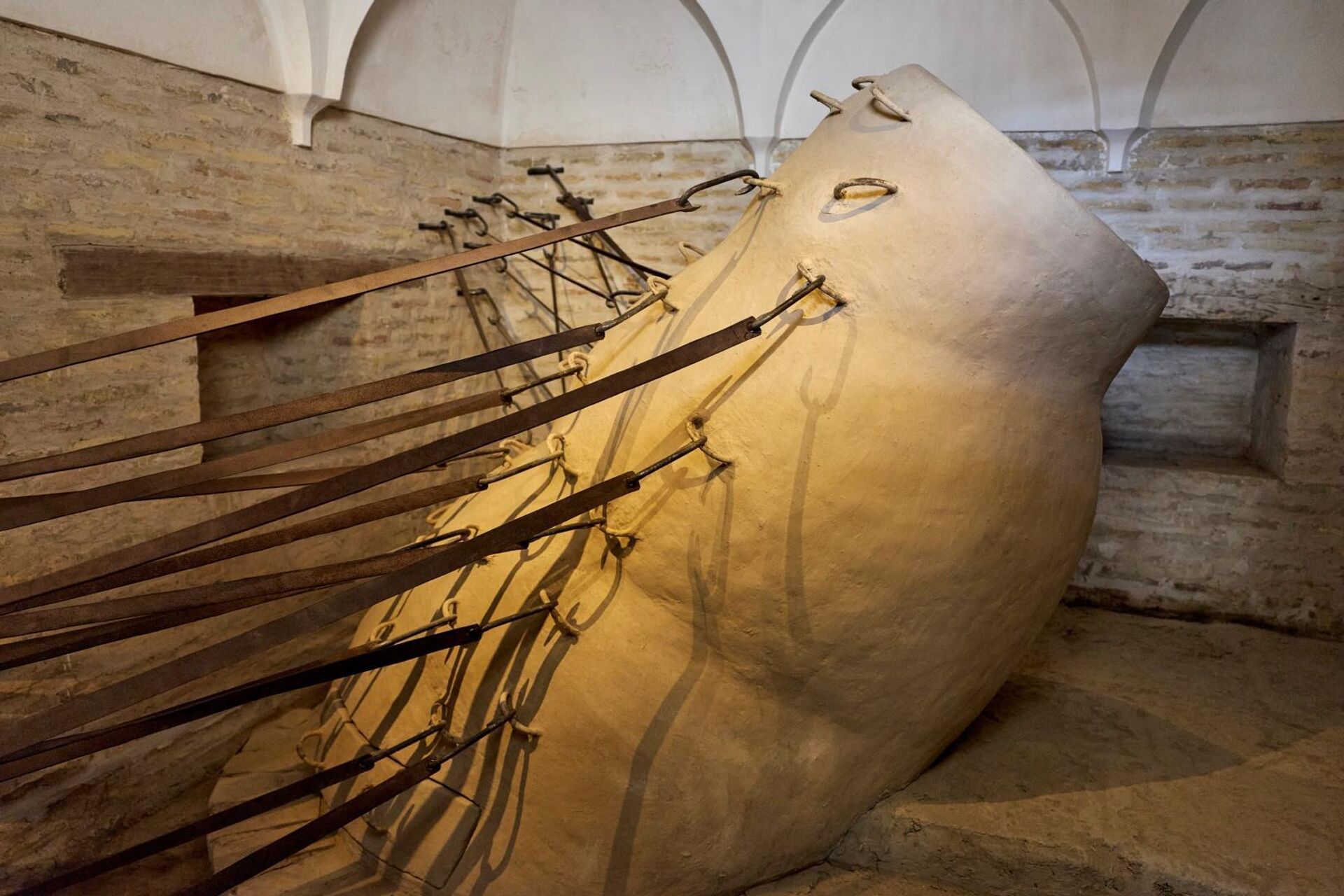 В Бухаре подходит к завершению первая в Узбекистане международная биеннале искусства В Бухаре подходит к завершению первая в Узбекистане международная биеннале искусства - Sputnik Ўзбекистон, 1920, 18.11.2025