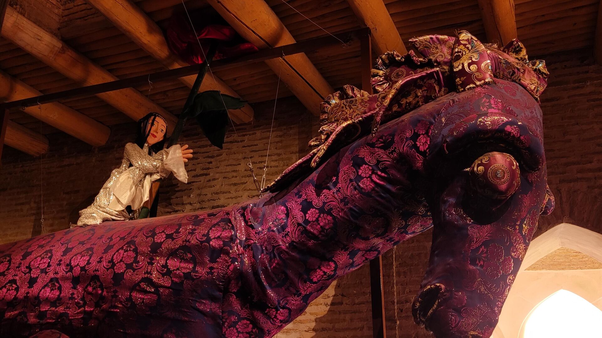 В Бухаре подходит к завершению первая в Узбекистане международная биеннале искусства В Бухаре подходит к завершению первая в Узбекистане международная биеннале искусства - Sputnik Ўзбекистон, 1920, 18.11.2025