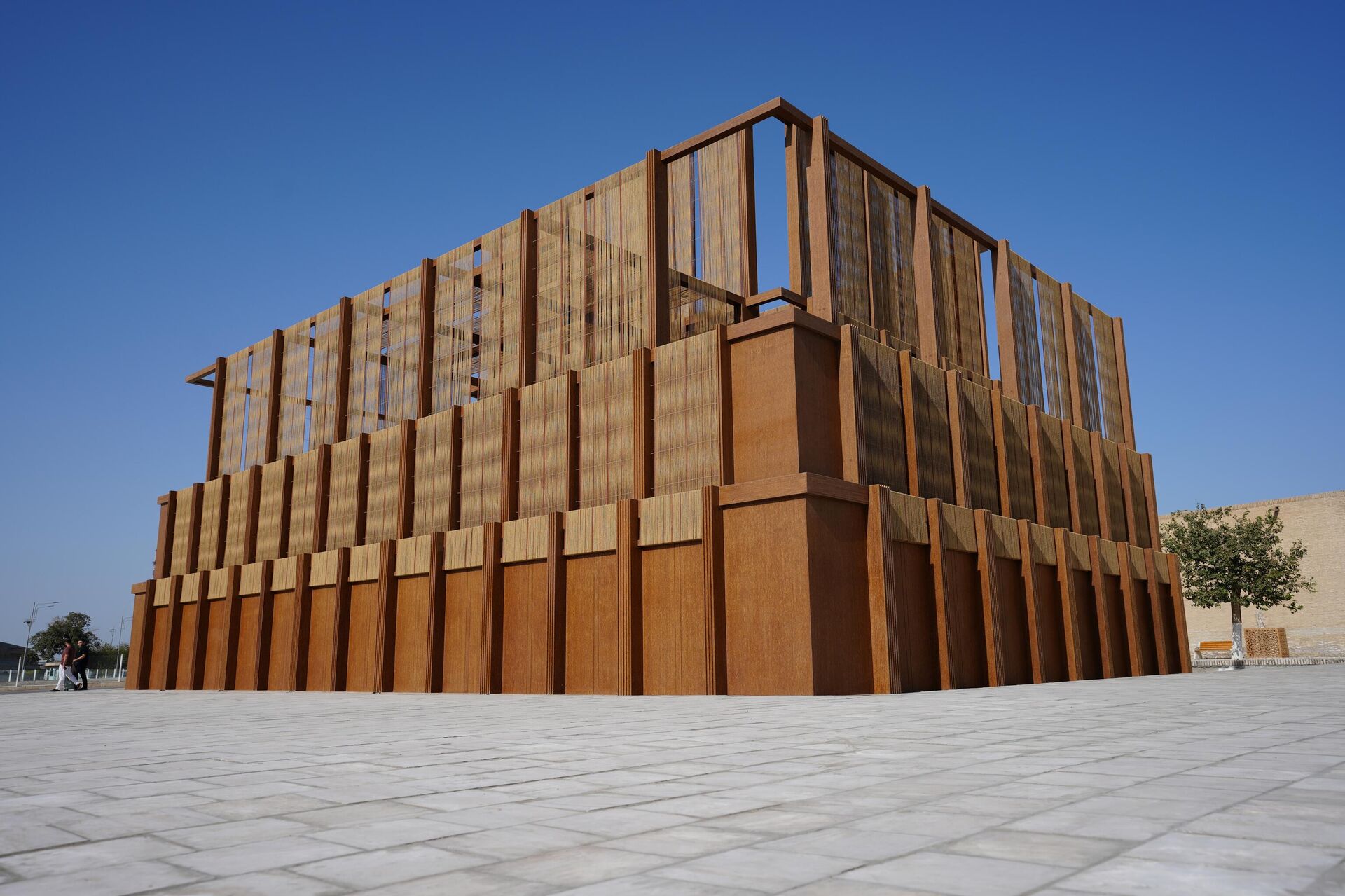 В Бухаре подходит к завершению первая в Узбекистане международная биеннале искусства В Бухаре подходит к завершению первая в Узбекистане международная биеннале искусства - Sputnik Ўзбекистон, 1920, 18.11.2025