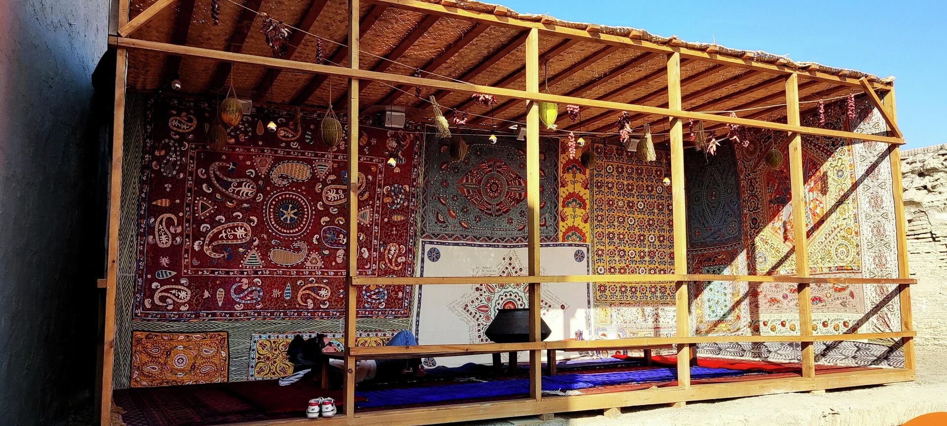 В Бухаре подходит к завершению первая в Узбекистане международная биеннале искусства В Бухаре подходит к завершению первая в Узбекистане международная биеннале искусства - Sputnik Ўзбекистон, 1920, 18.11.2025