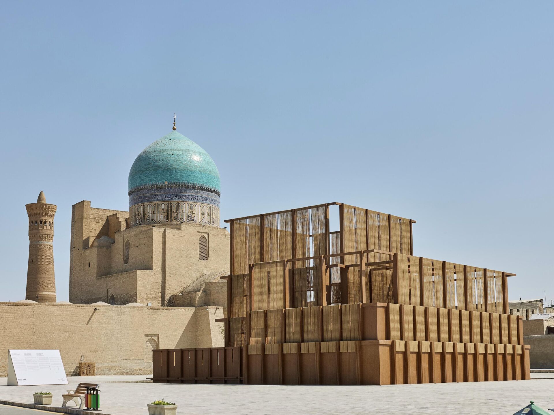 В Бухаре подходит к завершению первая в Узбекистане международная биеннале искусства В Бухаре подходит к завершению первая в Узбекистане международная биеннале искусства - Sputnik Ўзбекистон, 1920, 18.11.2025