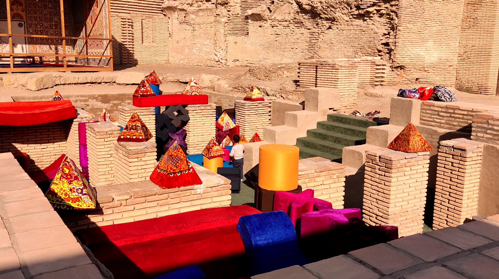 В Бухаре подходит к завершению первая в Узбекистане международная биеннале искусства В Бухаре подходит к завершению первая в Узбекистане международная биеннале искусства - Sputnik Ўзбекистон, 1920, 18.11.2025