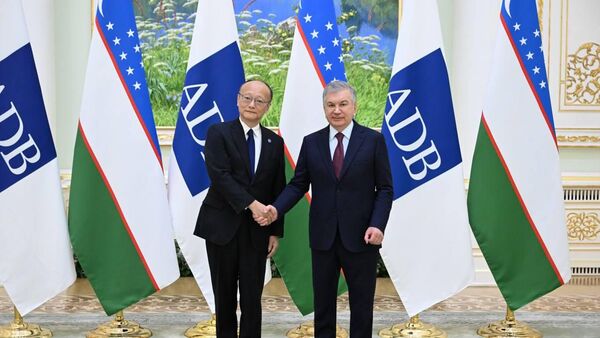 Шавкат Мирзиёев принял делегацию АБР во главе с его президентом Масато Кандой - Sputnik Узбекистан