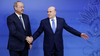 Председатель правительства РФ Михаил Мишустин и премьер-министр Узбекистана Абдулла Арипов (слева) 