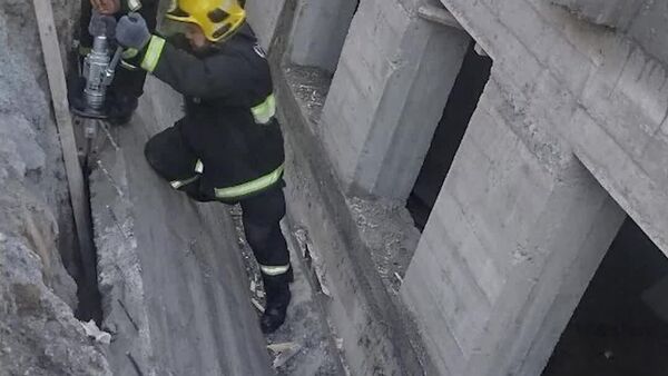 В Ташкенте спасли мужчину, застрявшего между бетонными плитами - Sputnik Узбекистан