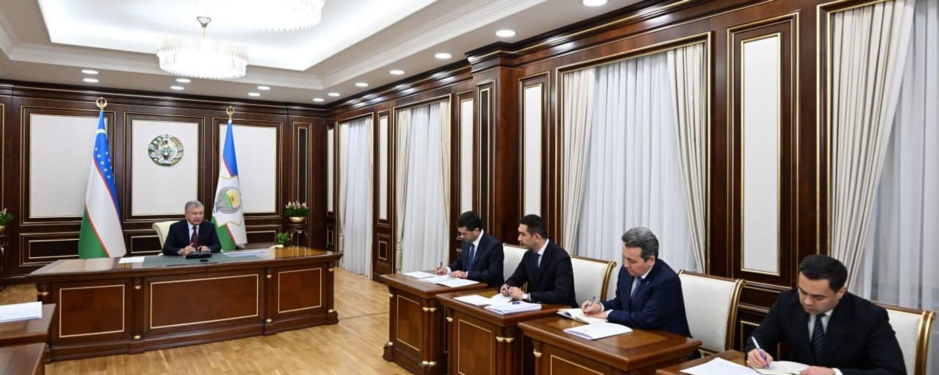 Президенту доложено  о совершенствовании системы внешней трудовой миграции - Sputnik Ўзбекистон, 1920, 19.11.2025