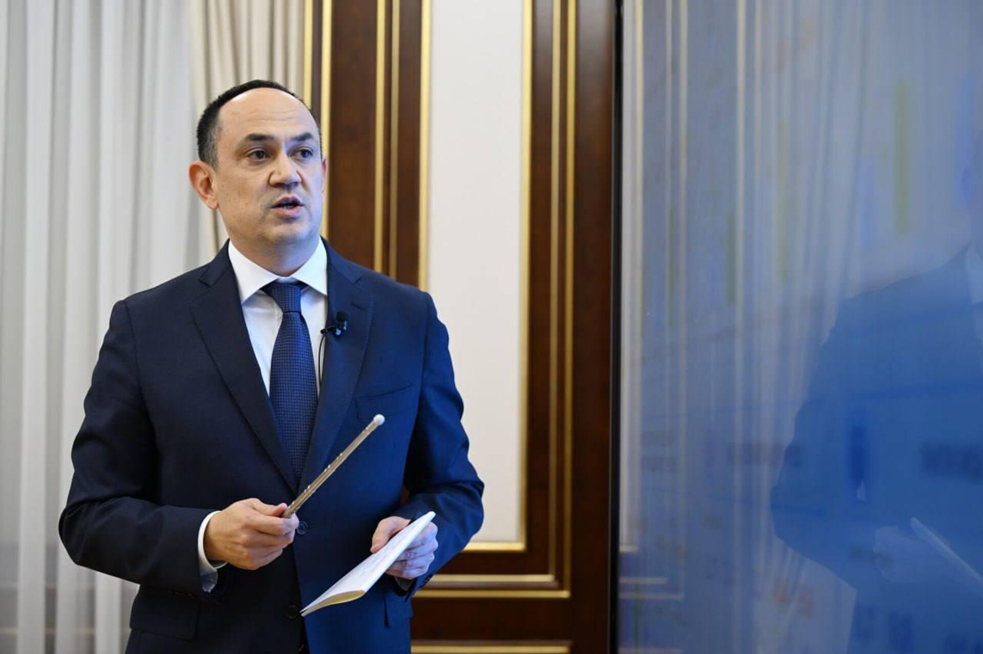 Шавкат Мирзиёев ознакомился с презентацией о развитии индустрии строительных материалов. Шавкат Мирзиёев ознакомился с презентацией о развитии индустрии строительных материалов. - Sputnik Узбекистан, 1920, 20.11.2025