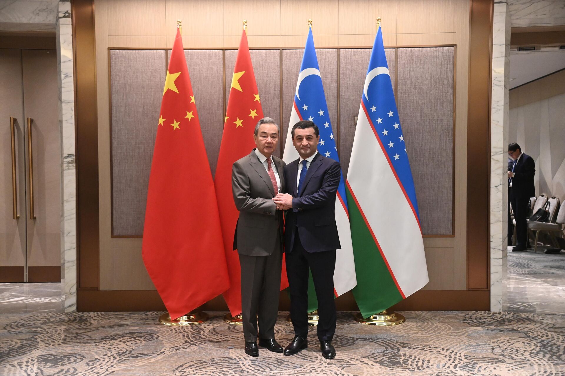 Министр иностранных дел Узбекистана Бахтиёр Саидов и министр иностранных дел КНР Ван И - Sputnik Ўзбекистон, 1920, 21.11.2025