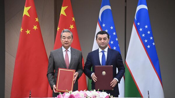Министр иностранных дел Узбекистана Бахтиёр Саидов и министр иностранных дел КНР Ван И подписали протокол стратегического диалога и программы сотрудничества на 2026–2027 годы - Sputnik Ўзбекистон