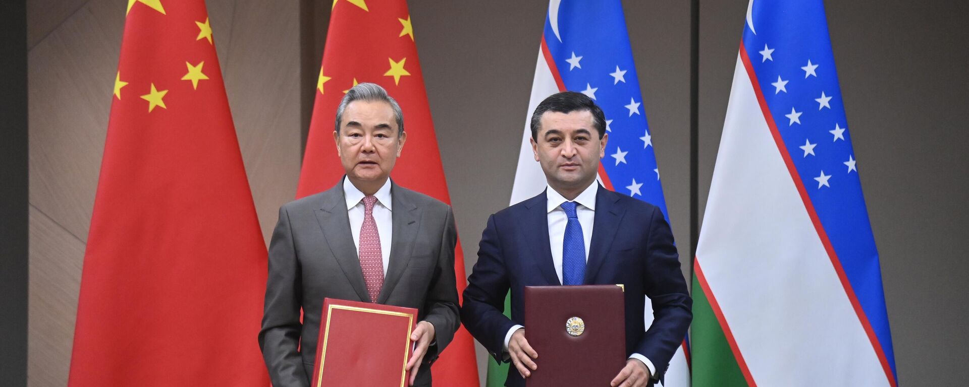 Ministr inostrannix del Uzbekistana Baxtiyor Saidov i ministr inostrannix del KNR Van I podpisali protokol strategicheskogo dialoga i programmi sotrudnichestva na 2026–2027 godi - Sputnik O‘zbekiston, 1920, 21.11.2025