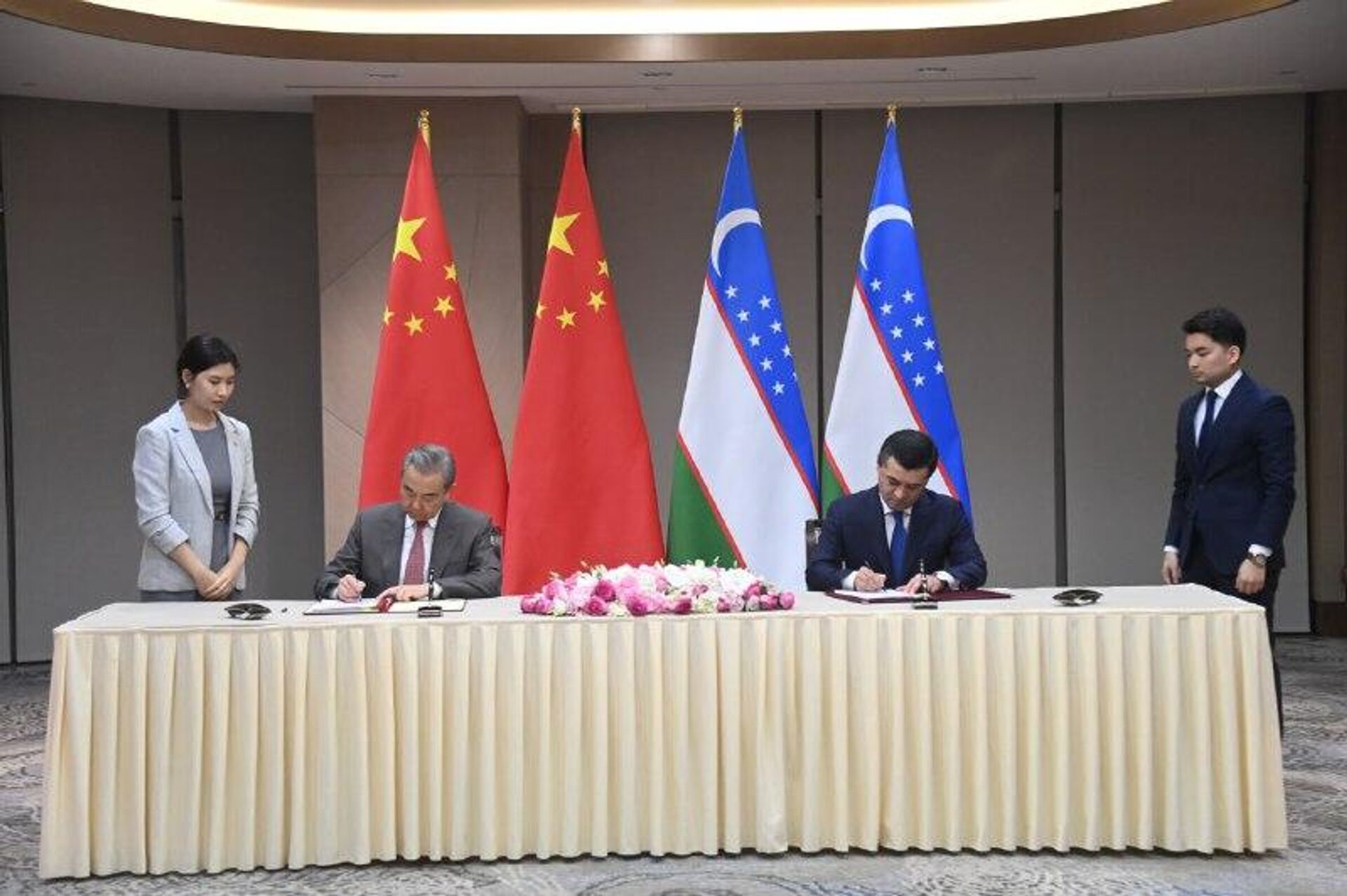 Китайская сторона выразила приверженность поддержке курса реформ в рамках Стратегии Новый Узбекистан - Sputnik Ўзбекистон, 1920, 21.11.2025