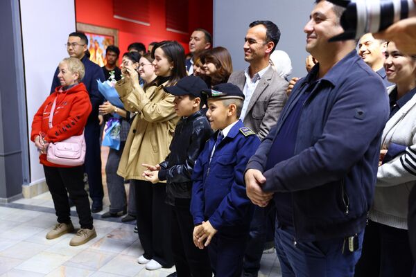 Меҳмонлари кўргазма очилишида - Sputnik Ўзбекистон