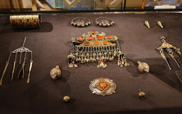 Халка – нагрудный амулетПримерно 1870 г., Каракалпакстан, УзбекистанСеребро, позолота, коралловые бусины, сердолик, штамп, скань23 х 18,5 см - Sputnik Узбекистан