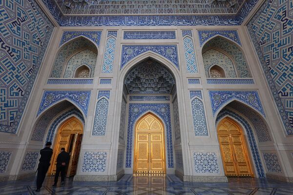Архитектурное великолепие: фасад, украшенный узбекской синей майоликой и каллиграфией - Sputnik Узбекистан