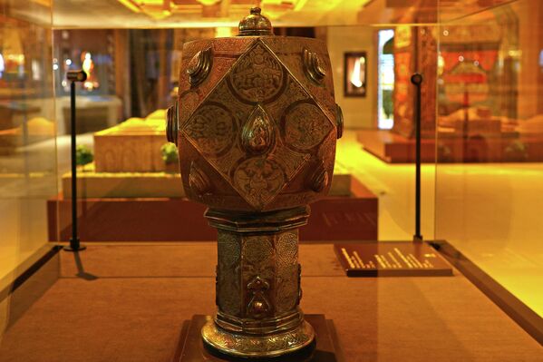 Символ правления Сельджуков Центральная Азия, ХІІ век. Изображение двуглавого орла. Металл 32.8 x 17.4 CM - Sputnik Узбекистан