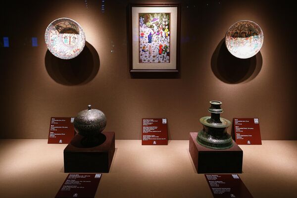 Искусство Востока: экспозиция миниатюр, декоративной керамики и металлопластики в Центре исламской цивилизации - Sputnik Узбекистан