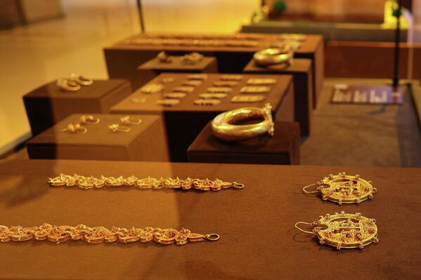 Коллекция сельджукских украшений IX-XIII вв. Самая длинная цепь составляет 28,1 см - Sputnik Узбекистан