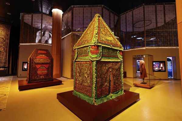 Исторические артефакты: Махмал, позади Макоми Иброхим - Sputnik Узбекистан