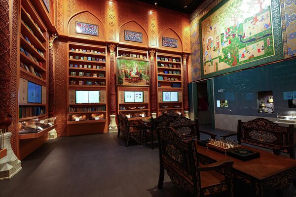 Интерьерный зал, стилизованный под библиотеку/гостиную, демонстрирующий культурное наследие и декоративно-прикладное искусство Центральной Азии XVI–XIX веков - Sputnik Узбекистан