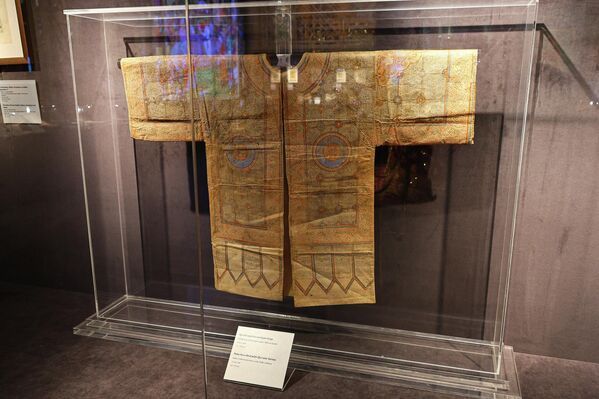 Халат с надписями из КоранаИндия, период Бабуридов, начало XVI векаХлопок, чернила65 × 94 см - Sputnik Узбекистан