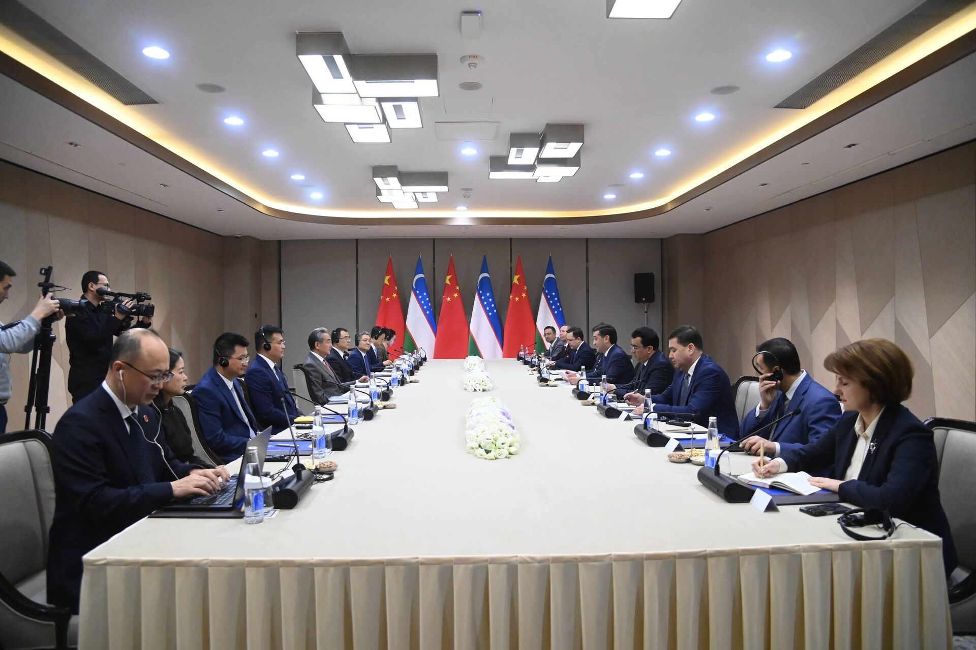 В Ташкенте состоялось очередное заседание Стратегического диалога между министрами иностранных дел Узбекистана и Китая.
В Ташкенте состоялось очередное заседание Стратегического диалога между министрами иностранных дел Узбекистана и Китая.
- Sputnik Узбекистан, 1920, 21.11.2025