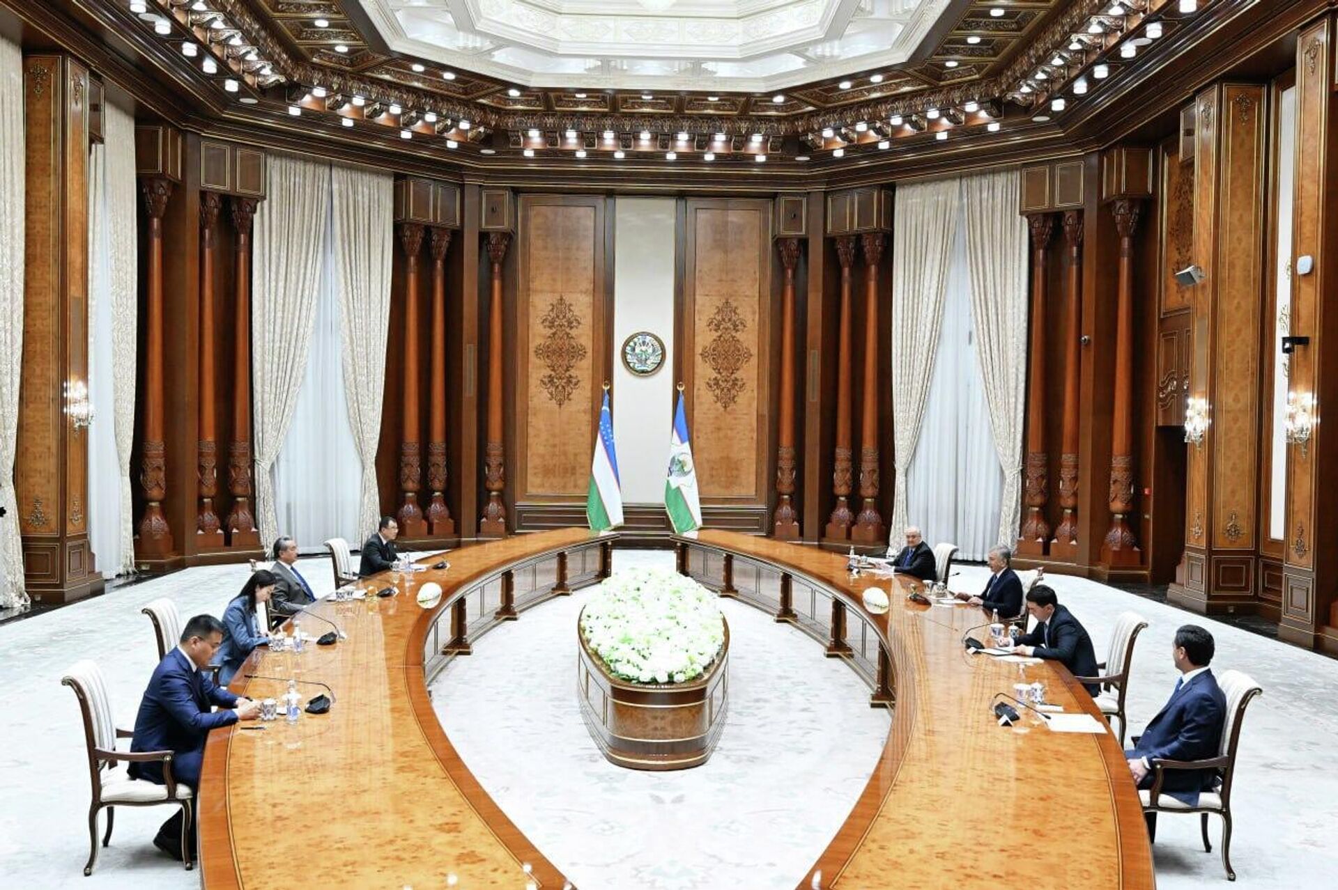 Prezident Uzbekistana Shavkat Mirziyoyev prinyal ministra inostrannix del Kitaya Van I - Sputnik O‘zbekiston, 1920, 21.11.2025