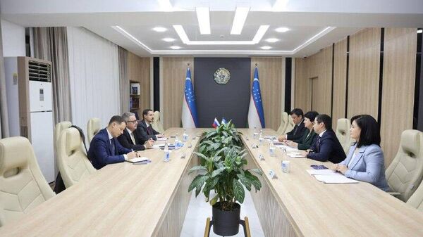 Посол России в Узбекистане Алексей Ерхов провел встречу с Министром дошкольного и школьного образования РУз Эъзозхон Каримовой - Sputnik Узбекистан