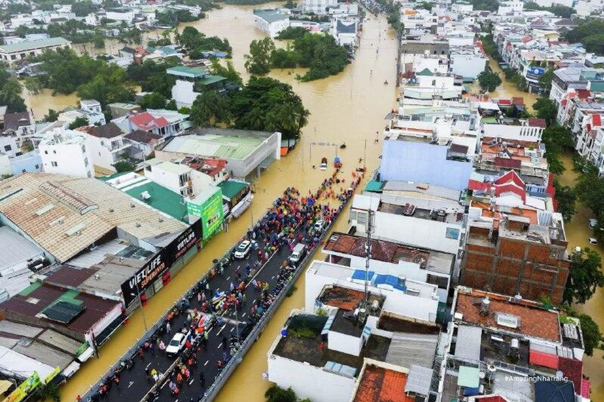 Во Вьетнаме наводнение унесло жизни 43 человек, еще 9 числятся пропавшими без вести - Sputnik Узбекистан, 1920, 21.11.2025