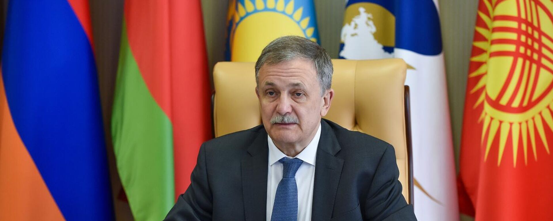 Министр по таможенному сотрудничеству ЕЭК Руслан Давыдов - Sputnik Ўзбекистон, 1920, 22.11.2025