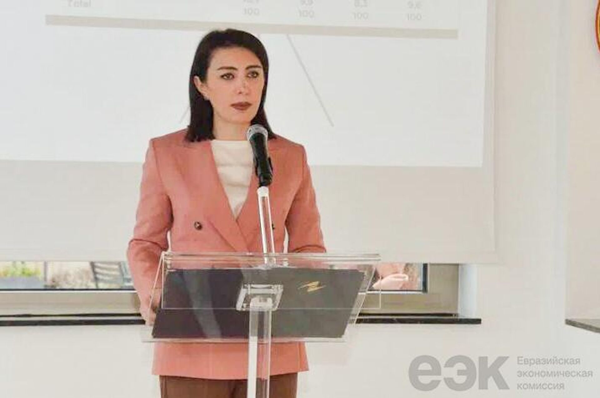 Министр по промышленности и агропромышленному комплексу ЕЭК Гоар Барсегян. Министр по промышленности и агропромышленному комплексу ЕЭК Гоар Барсегян. - Sputnik Узбекистан, 1920, 22.11.2025