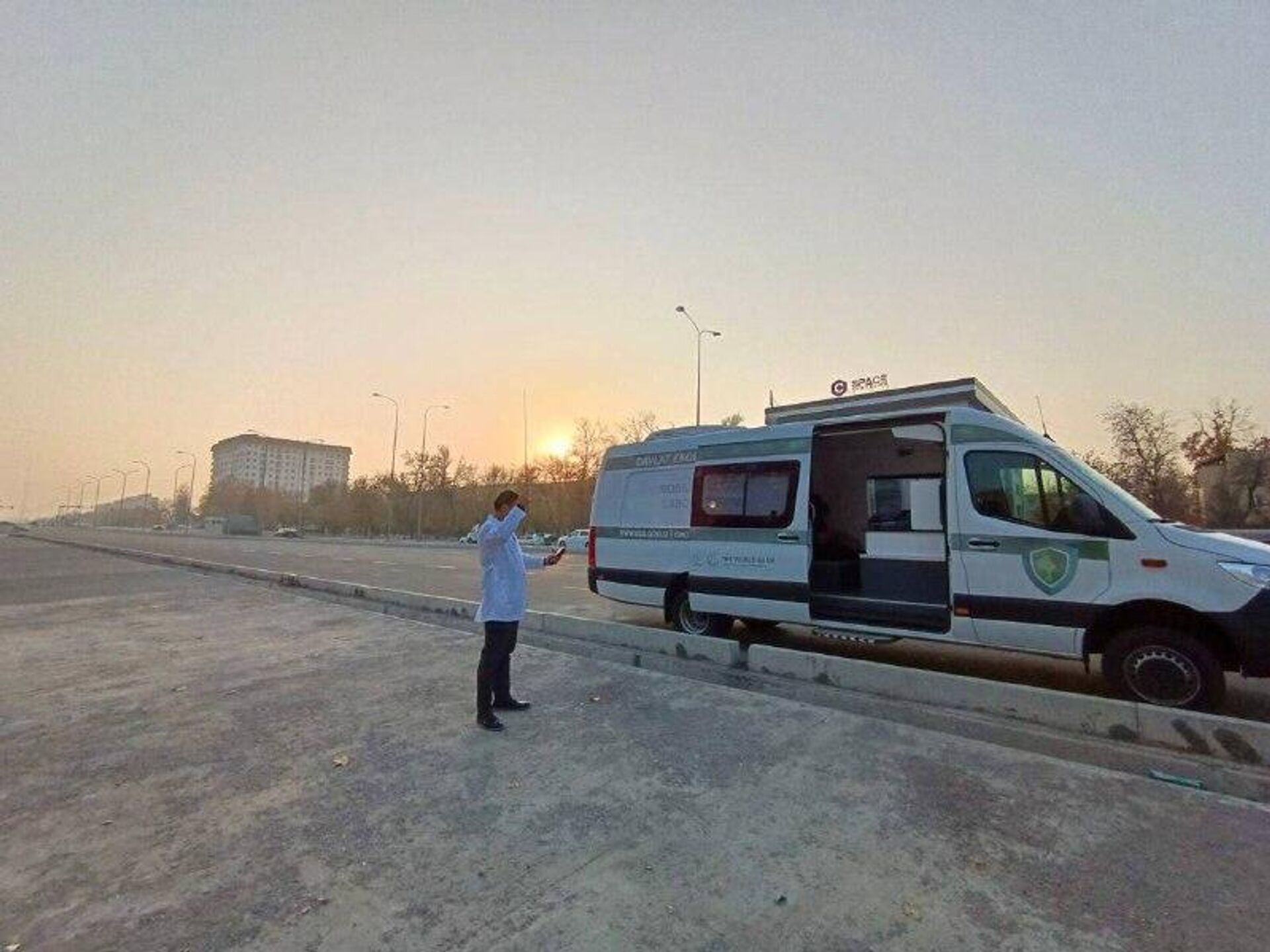 В Ташкенте начали работу мобильные эколаборатории, контролирующие качество воздуха - Sputnik Узбекистан, 1920, 22.11.2025