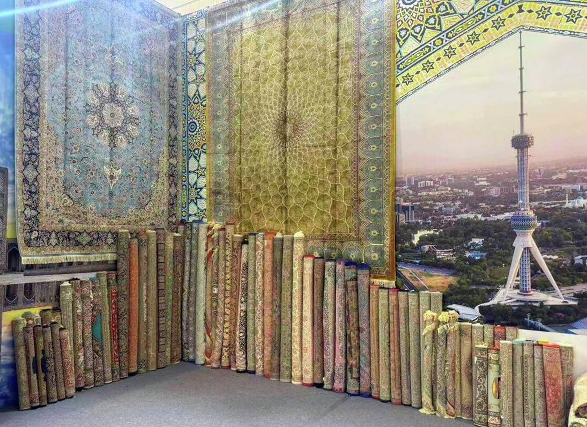 В Тяньцзине представлен торгово-экономический, культурный и инвестиционный потенциал Узбекистана. - Sputnik Узбекистан, 1920, 22.11.2025