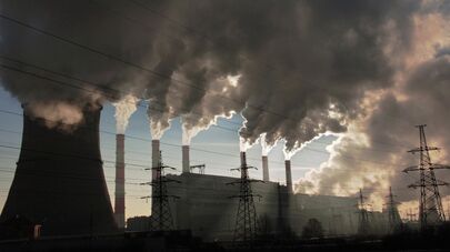 Чёрный заводской дым вызывает загрязнение воздуха