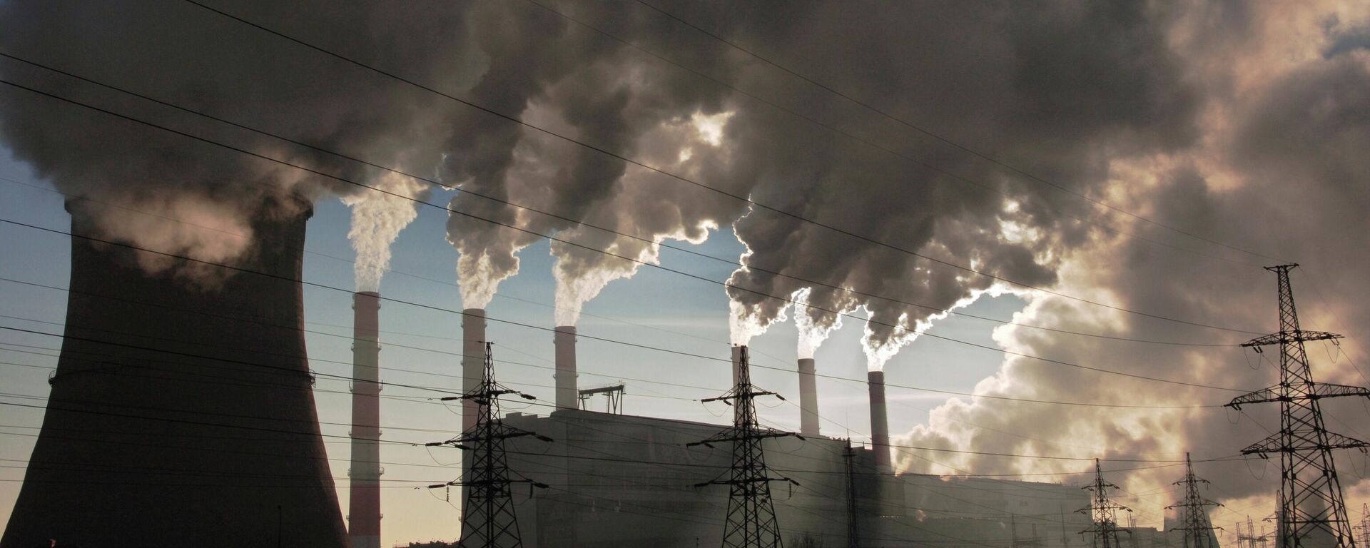 Чёрный дым завода  - Sputnik Ўзбекистон, 1920, 24.11.2025