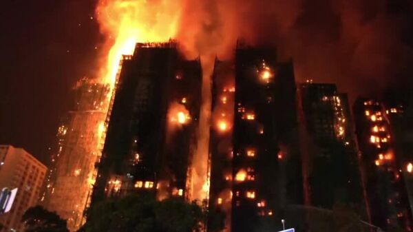 Пожар в Гонконге: горят сразу четыре здания одного из жилых комплексов - Sputnik Узбекистан