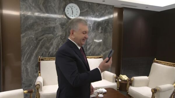 Президент Узбекистана поговорил по телефону с победителем Кубка мира по шахматам Жавохиром Синдаровым - Sputnik Узбекистан