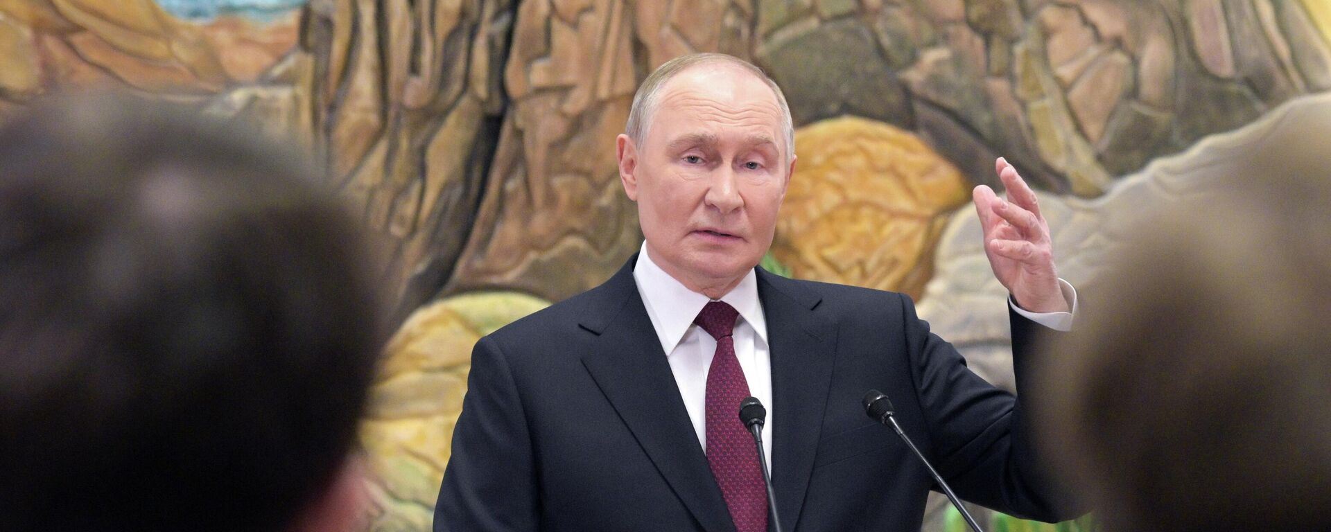 Президент РФ Владимир Путин во время подхода к представителям российских СМИ. - Sputnik Ўзбекистон, 1920, 27.11.2025