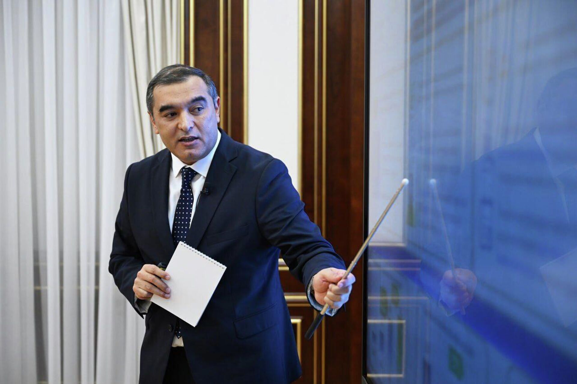 Шавкат Мирзиёев ознакомился с отчетом Национального комитета Республики Узбекистан по статистике. - Sputnik Ўзбекистон, 1920, 28.11.2025