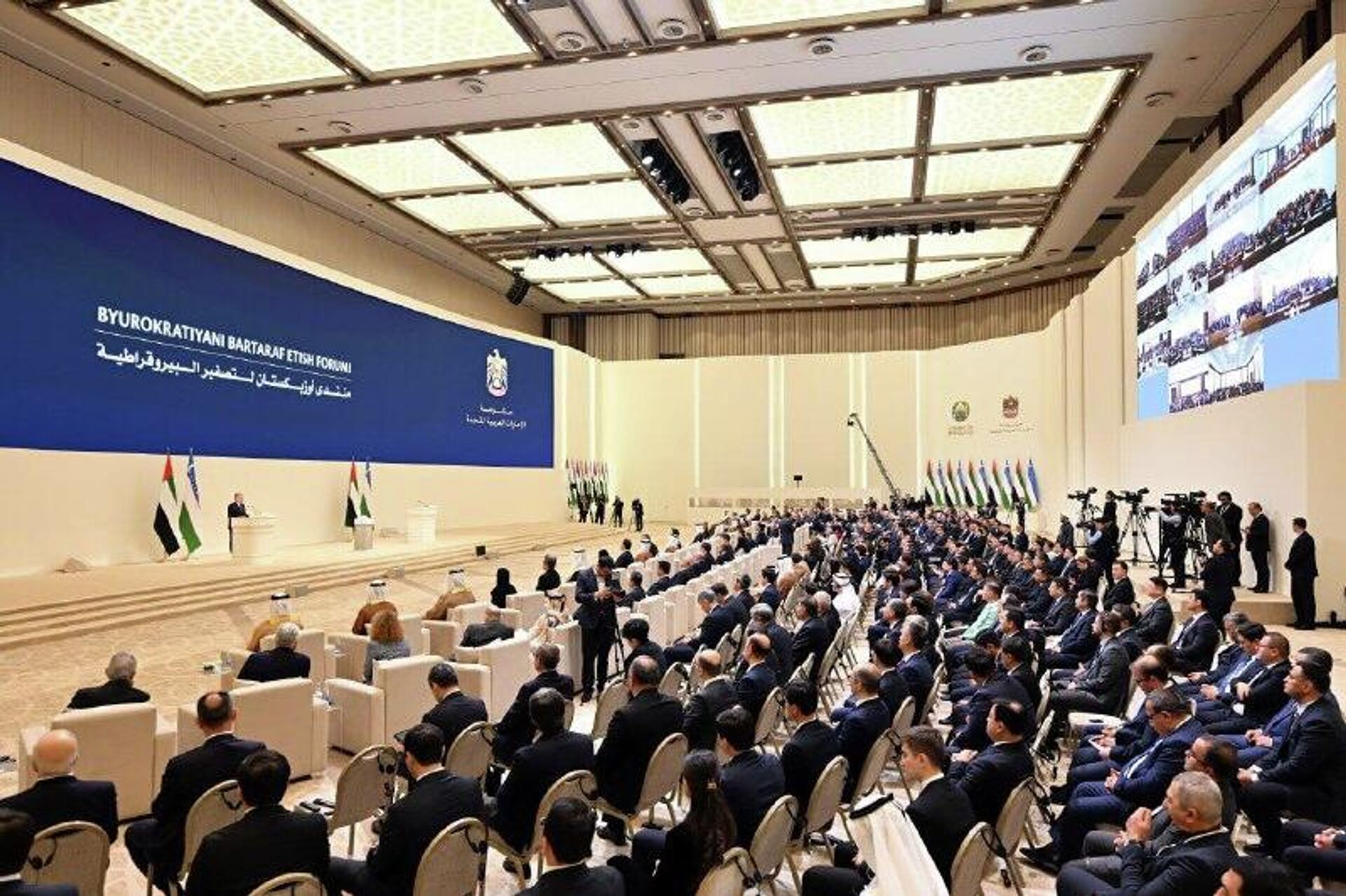 Президент Шавкат Мирзиёев рассказал о планах по сокращению бюрократии в Узбекистане - Sputnik Узбекистан, 1920, 28.11.2025