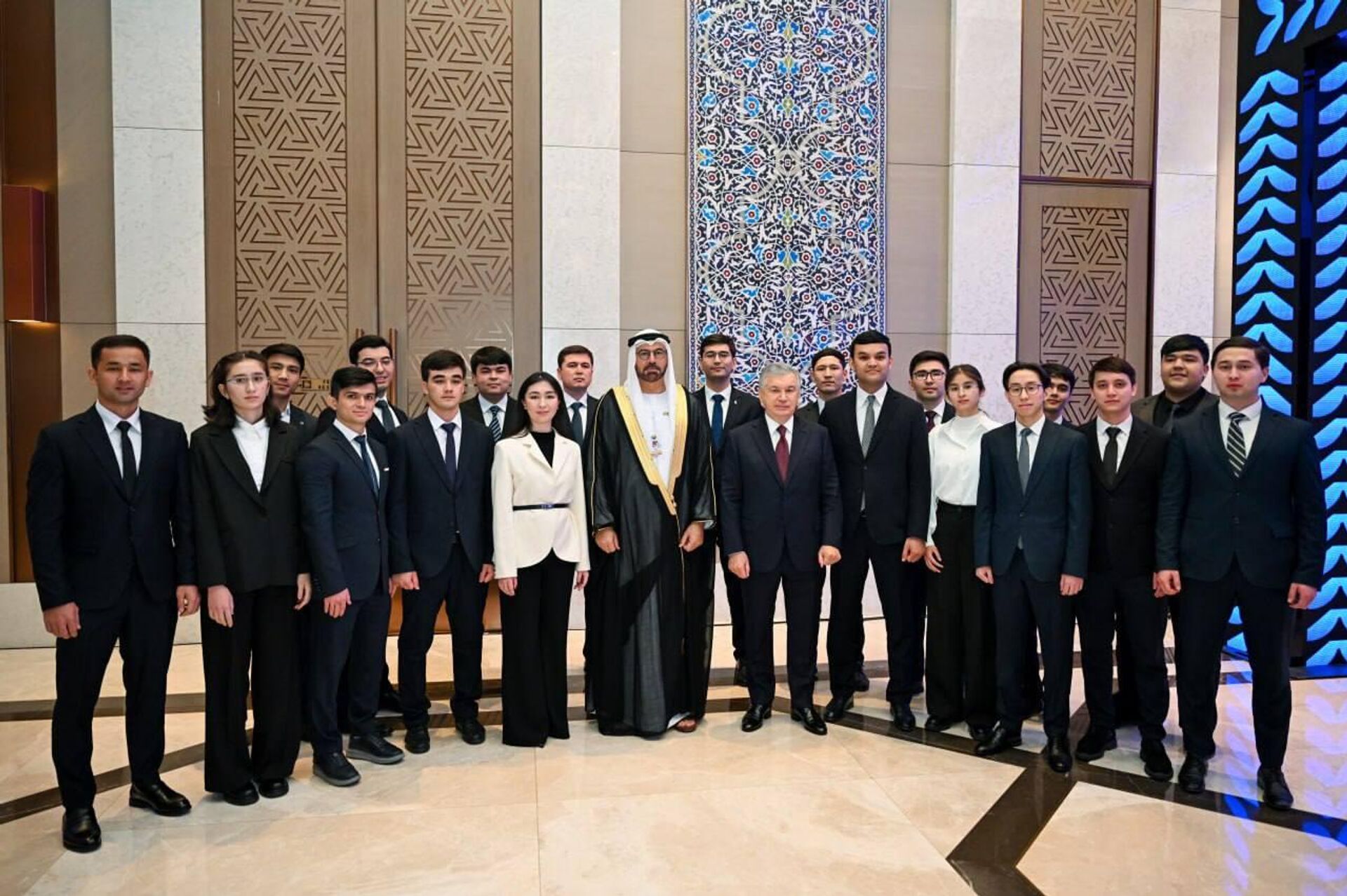 Шавкат Мирзиёев принял участие в церемонии открытия международного форума по искусственному интеллекту - Sputnik Узбекистан, 1920, 28.11.2025