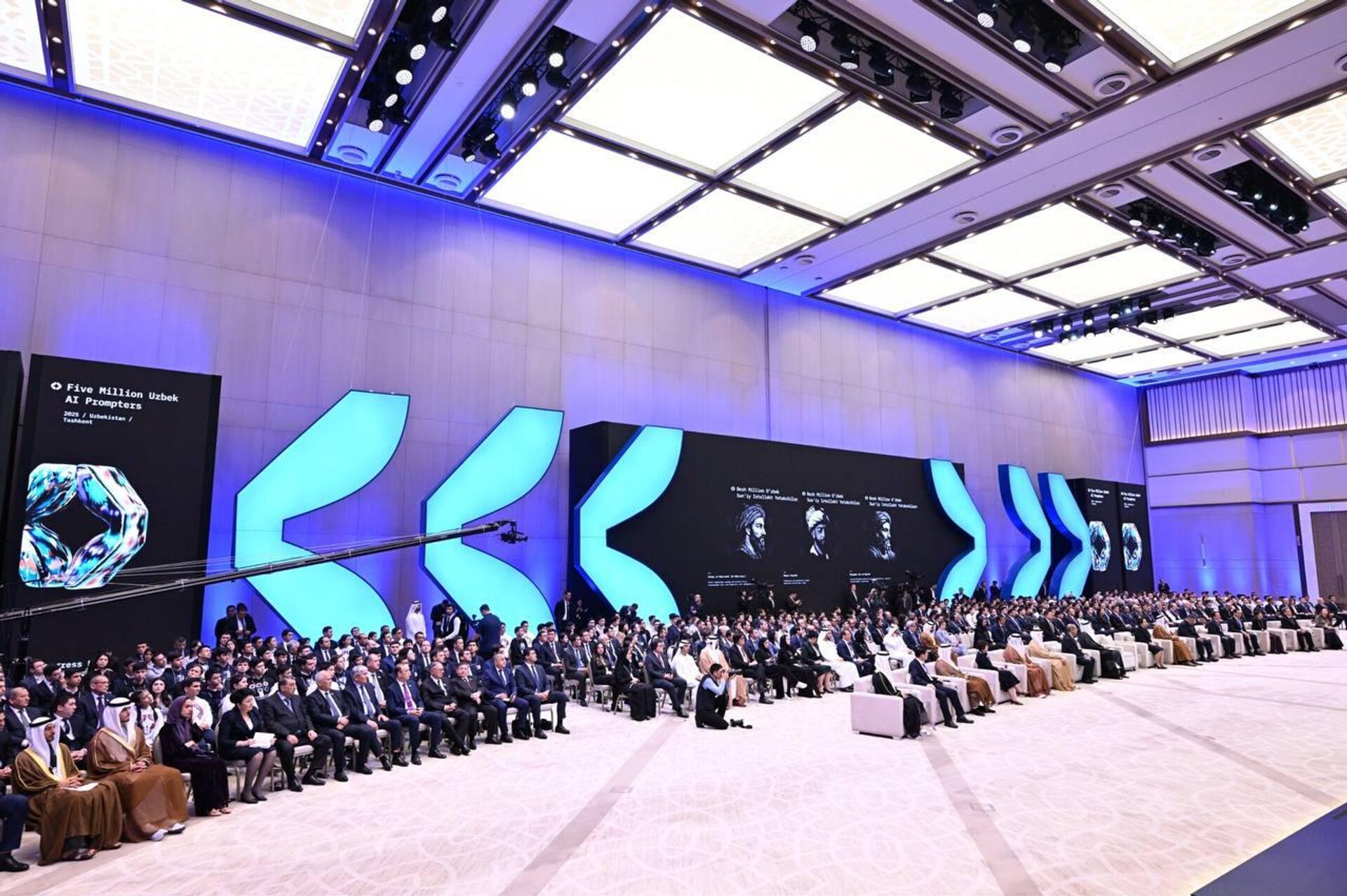Шавкат Мирзиёев принял участие в церемонии открытия международного форума по искусственному интеллекту - Sputnik Узбекистан, 1920, 28.11.2025