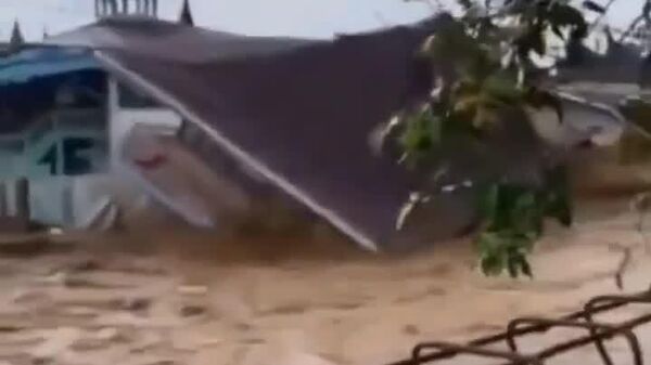 Около 200 человек погибли в Индонезии из-за разрушительных наводнений и оползней - Sputnik Узбекистан