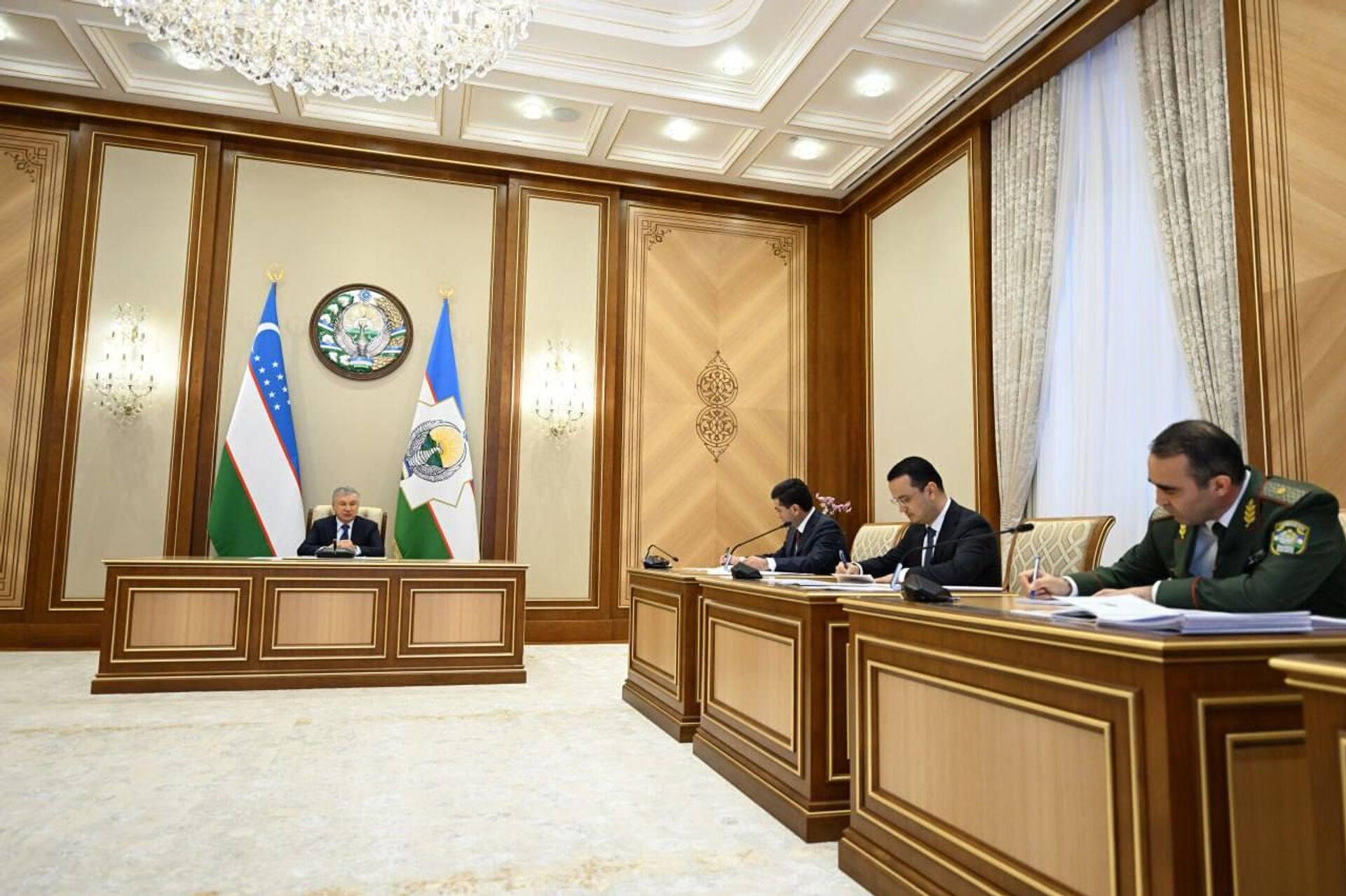 Президент ознакомился с презентацией по вопросам повышению экспортного потенциала Президент ознакомился с презентацией по вопросам повышению экспортного потенциала - Sputnik Узбекистан, 1920, 02.12.2025