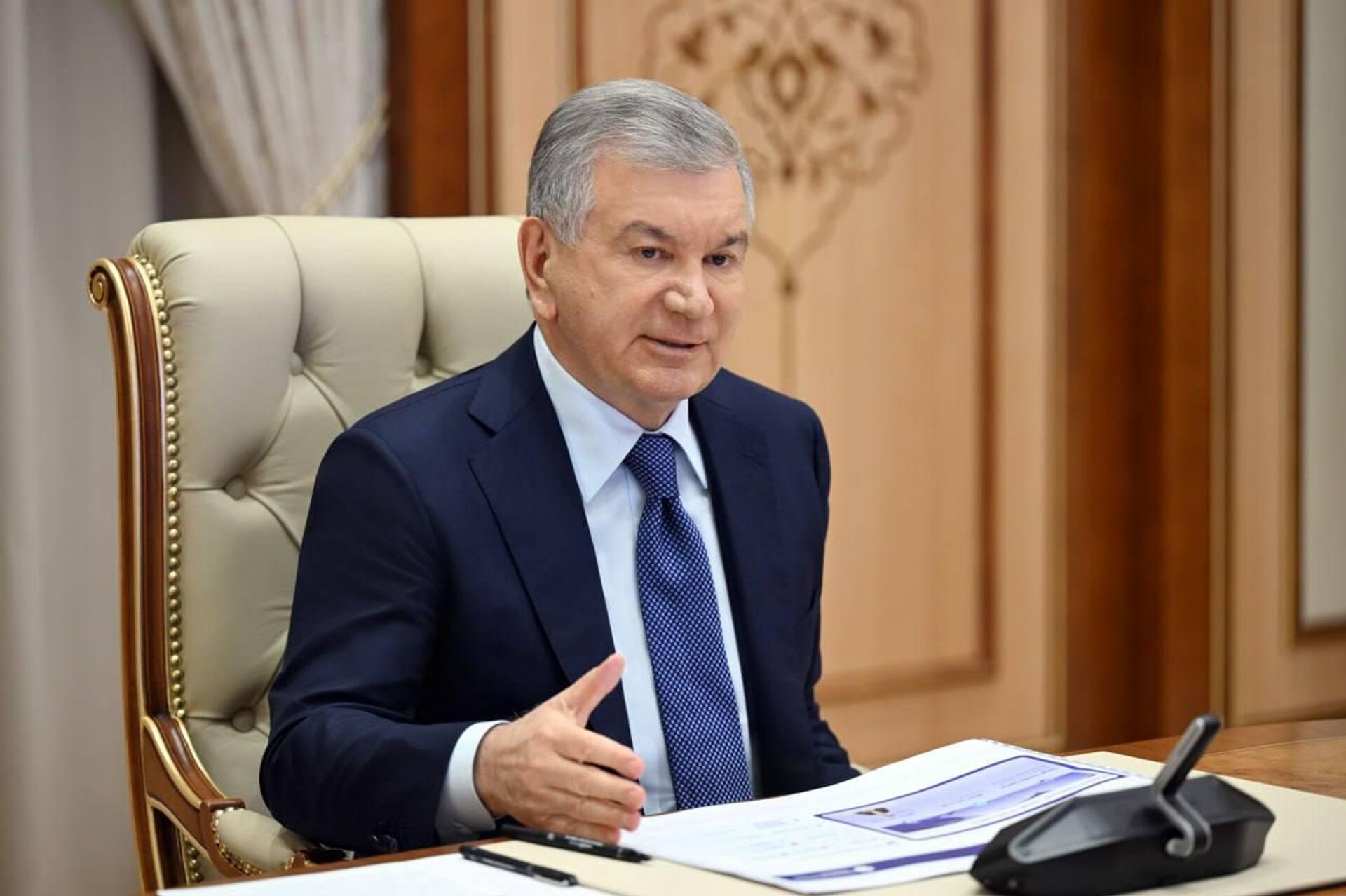 Президент ознакомился с презентацией о проводимой работе по внедрению ИИ - Sputnik Узбекистан, 1920, 02.12.2025