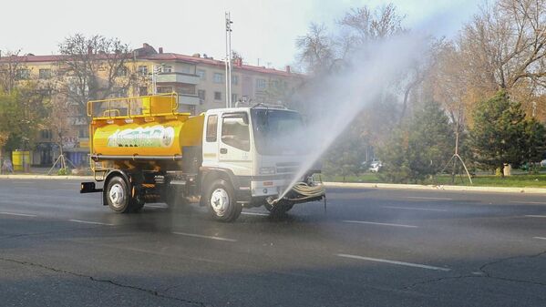 Микроиқлимни яхшилаш усули сифатида кўчаларни суғориш ва намлаш - Sputnik Ўзбекистон