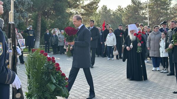 Первый вице-премьер России Денис Мантуров принял участие в церемонии возложения цветов к Вечному огню в мемориальном комплексе Братские могилы в Ташкенте - Sputnik Узбекистан
