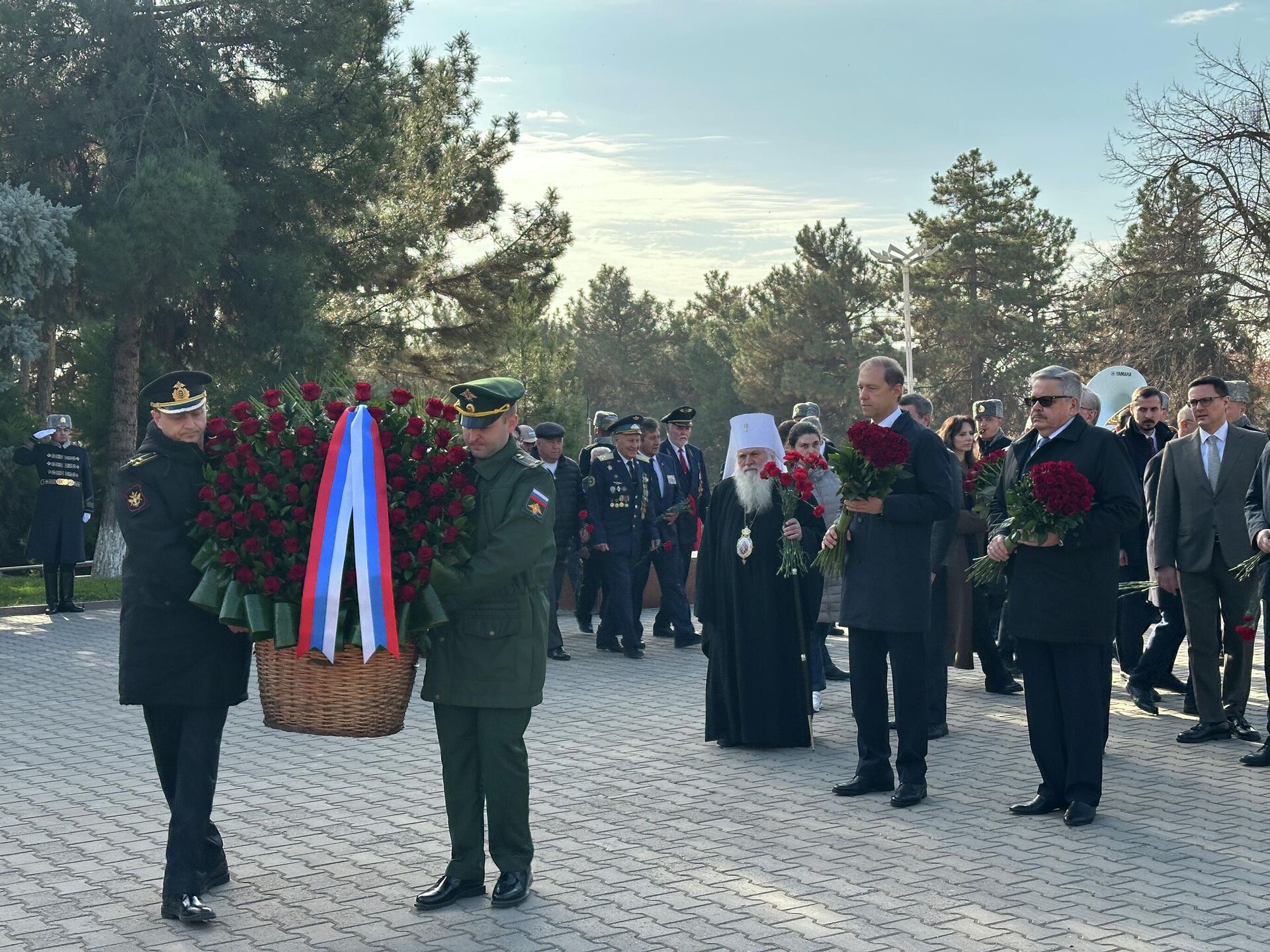 Первый вице-премьер России Денис Мантуров принял участие в церемонии возложения цветов к Вечному огню в мемориальном комплексе Братские могилы в Ташкенте - Sputnik Узбекистан, 1920, 03.12.2025
