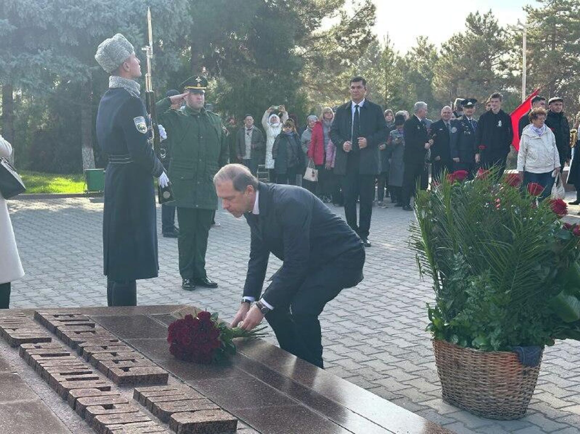 Первый вице-премьер России Денис Мантуров принял участие в церемонии возложения цветов к Вечному огню в мемориальном комплексе Братские могилы в Ташкенте - Sputnik Узбекистан, 1920, 03.12.2025